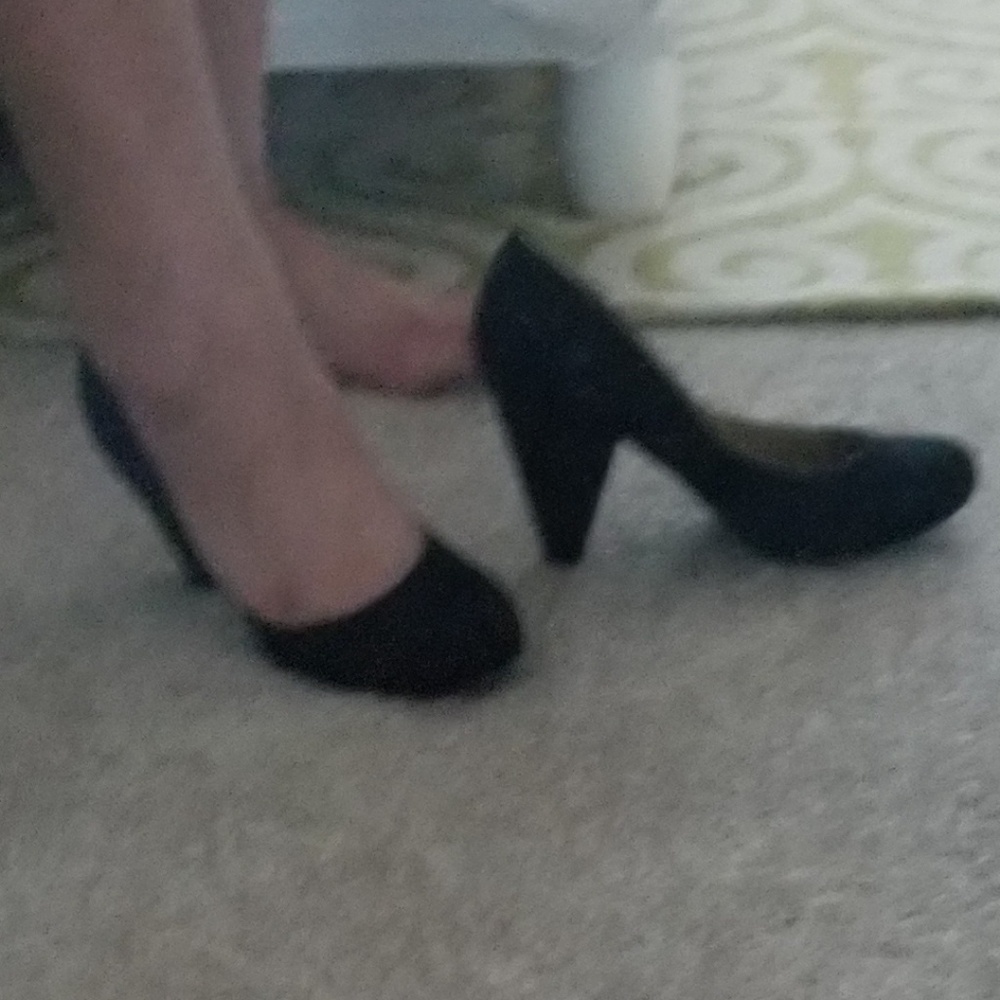 Black suede heels. Doesnt fit to me